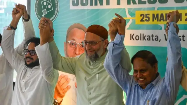 ओवैसी और कबीर साथ में अन्य नेता