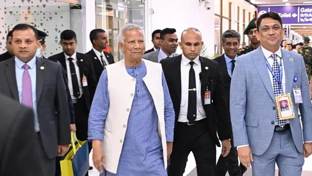সফর শেষ করে শনিবার ঢাকায় ফিরেছেন অধ্যাপক মুহাম্মদ ইউনূস।