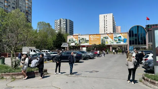 Ataköy'de 9. Kısım'daki Atrium çarşının önündeki deprem toplanma alanı