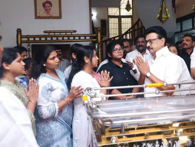 பாரதிராஜா வீட்டில் நேரில் அஞ்சலி செலுத்திய ஸ்டாலின்