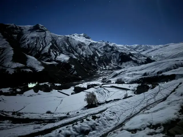 हिउँले ढाकिएको डोल्पाको गाउँ