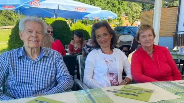 જેની સ્ટૂબર (વચ્ચે) જ્યારે ત્રણ અઠવાડીયાની જ હતા ત્યારે આ સ્વિસ દંપતીએ તેમને દત્તક લીધી હતી.