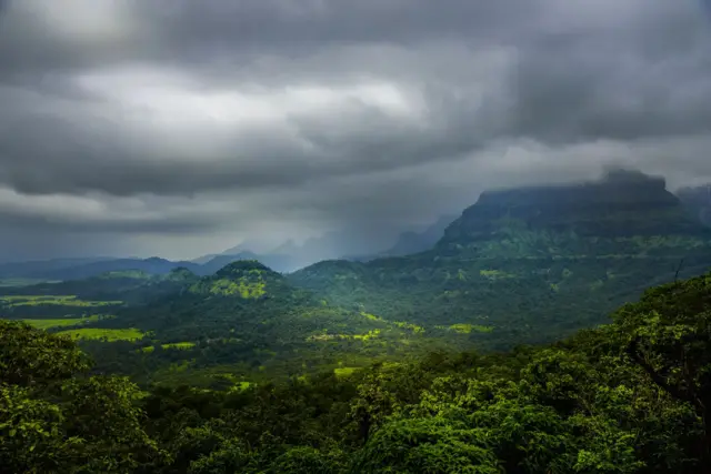 माळशेज घाटात जमलेलेे मान्सूनचे ढग