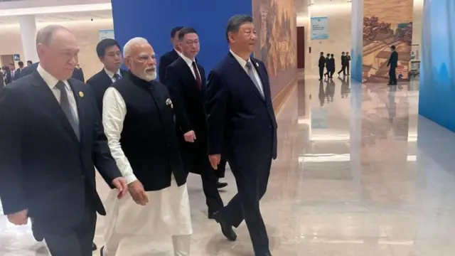 ચીનમાં શાંઘાઈ કો-ઑપરેશન સમિટ, એસસીઓ, ભારત, રશિયા, ચીન, નરેન્દ્ર મોદી, પુતિન અને શી જિનપિંગની મુલાકાત, અમેરિકાના ટેરિફ ભારત અને ચીન, રશિયા યુક્રેન યુદ્ધ, રશિયા પાસેથી ક્રૂડની ખરીદી, બીબીસી ગુજરાતી