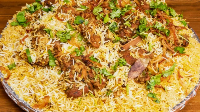 बिर्याणीमध्ये मसाले आणि तेलाचं प्रमाण जास्त असतं.