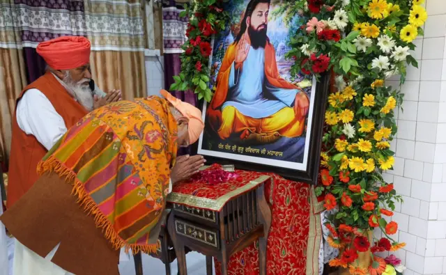 ਨਰਿੰਦਰ ਮੋਦੀ ਗੁਰੂ ਰਵਿਦਾਸ ਦੀ ਤਸਵੀਰ ਨੂੰ ਮੱਥਾ ਟੇਕਦੇ ਹੋਏ