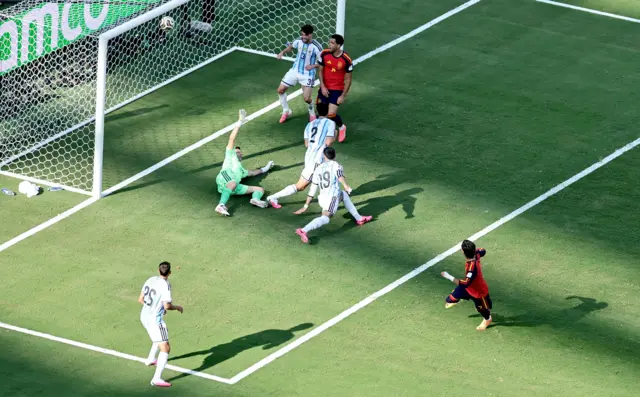 Ferran Torres (derecha), de España, marca el primer gol durante la final de la Copa Mundial de la FIFA 2026 entre España y Argentina, en Nueva Jersey, Estados Unidos, el 19 de julio de 2026.