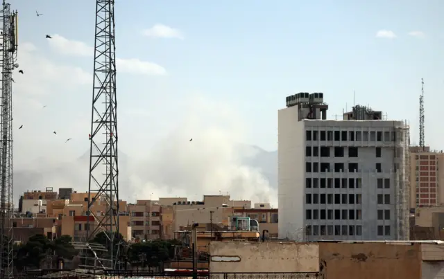 Дим се уздиже после напада у Техерану