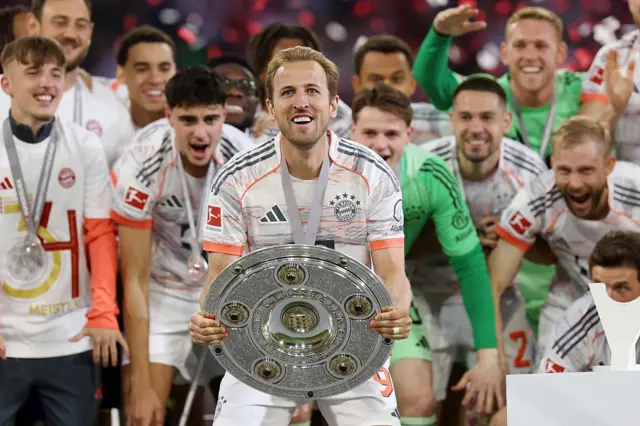 هری کین همراه با سایر بازیکنان بایرن مونیخ قهرمانی بوندس‌لیگا را پس از پیروزی خانگی مقابل مونشن گلادباخ جشن گرفت