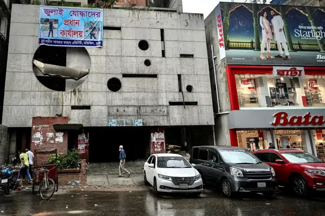 ঢাকায় আওয়ামী লীগের কেন্দ্রীয় কার্যালয়টিও বেদখল হয়ে গেছে