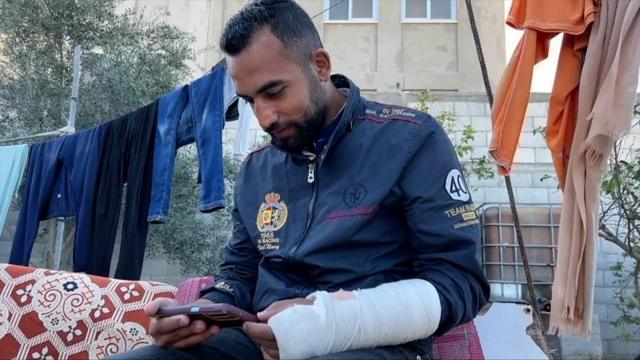 El doctor Abu Sabha declaró que fue detenido y golpeado por las fuerzas israelíes luego de que que entraron al hospital Nasser.