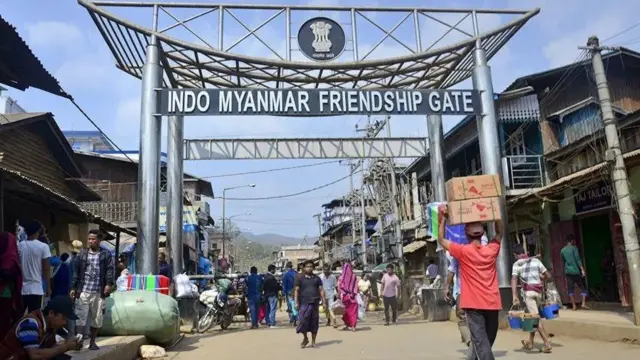 မဏိပူရ၊ မိုရေးမြို့က အိန္ဒိယ-မြန်မာ ချစ်ကြည်ရေးဂိတ်မှာ မြန်မာနိုင်ငံကနေ ကုန်ပစ္စည်းတင်ဆောင်လာကြတဲ့သူတွေ