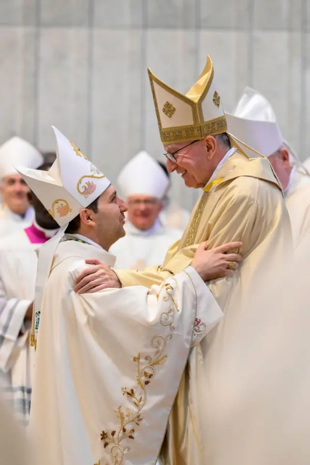 وزير خارجية الفاتيكان الكاردينال بييترو بارولين (يميناً)