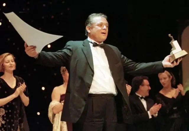 مصری اداکار محمود عبدالعزیز نے 1988 میں سیریز "رفعت الحجان" میں رفعت جمال کا کردار ادا کیا