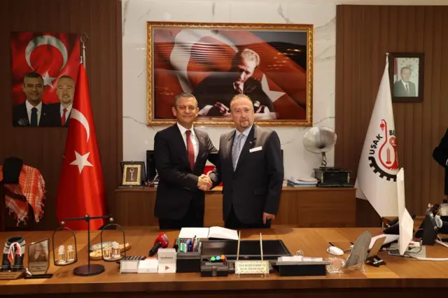 CHP Genel Başkanı Özgür Özel ve Bolu Belediye Başkanı Özkan Yalım yan yana duruyor ve kameraya poz vererek tokalaşıyorlar