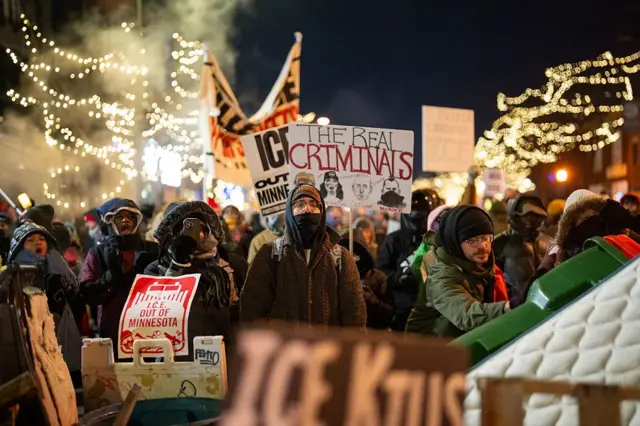 Manifestantes durante una vigilia por la muerte del enfermero Alex Pretti portando carteles en el que se acusa al ICE de "matar".
