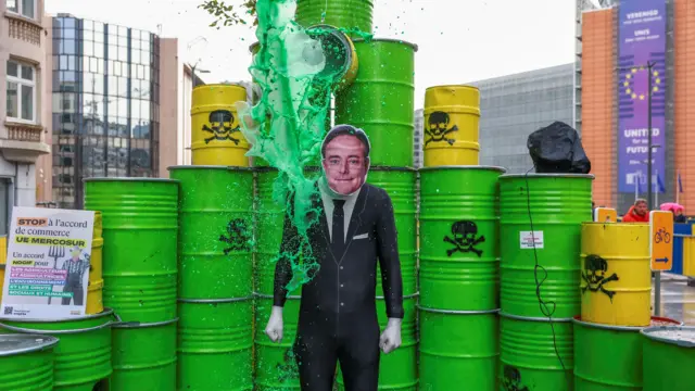 از زمان روی کار آمدن آقای دی ویور، نخست‌وزیر بلژیک با هدف کاهش کسری بودجه، آن کشور با چندین اعتصاب مواجه بوده است