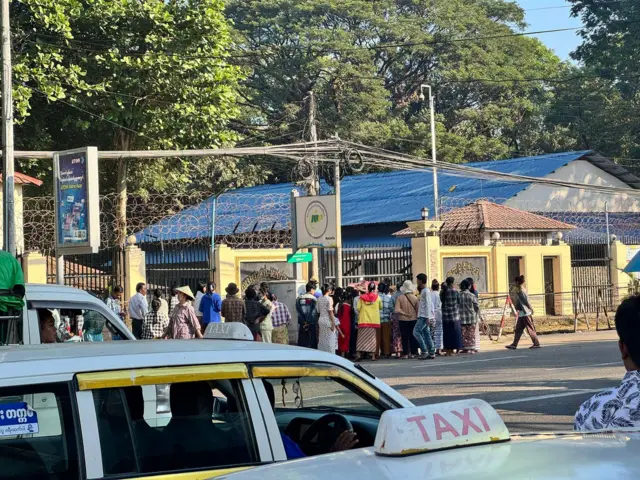 ၂၀၂၅ခုနှစ်၊ဇန်နဝါရီ ၄ ရက် လွတ်ငြိမ်းခွင့်ရမဲ့ အကျဉ်းသားတွေကို ရန်ကုန်၊အင်းစိန်ထောင်ရှေ့မှာ စောင့်ဆိုင်းနေတဲ့ မိသားစုဝင်တွေ