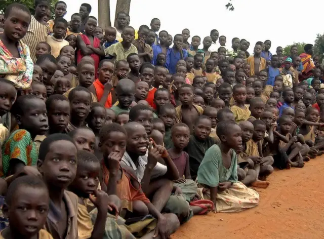 દાયકાઓથી આફ્રિકામાં રહેવા છતાં સ્થાનિકો સાથે ભળી ન શક્યા હોવાનો ગુજરાતીઓ ઉપર આરોપ