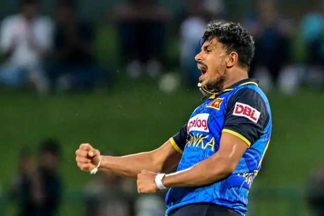 තරගයේ වීරයා ලෙස සම්මාන දිනා ගත්තේ, පන්දුවාර 9කදී ලකුණූ 25කට කඩුලු 3ක් බිඳ හෙළු මහීෂ් තීක්ෂණය.