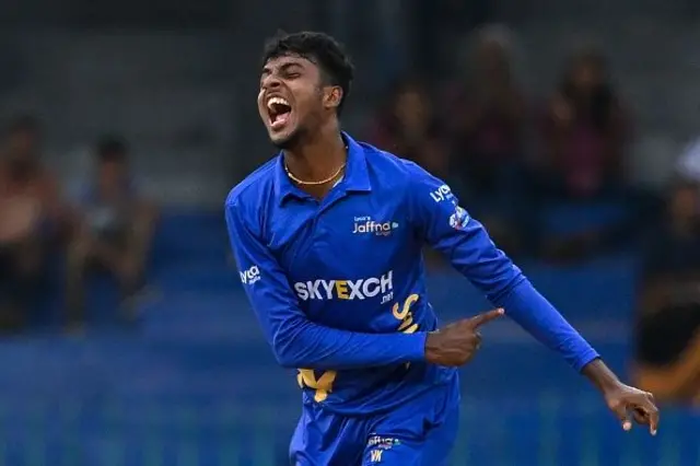 සන්රයිසස් හයිද්‍රාබාද් කණ්ඩායම් කළමනාකාරීත්වය විසින් යාපනයේ උපන් විජයකාන්ත් වියෙස්කාන්ත් ඉන්දීය රුපියල් ලක්ෂ 50 ක මුදලකට ගිවිසුම් ගත කිරිමට තීරණය කළේ වනිදු හසරංග වෙනුවට ආදේශක ක්‍රීඩකයෙකු ලෙසය.