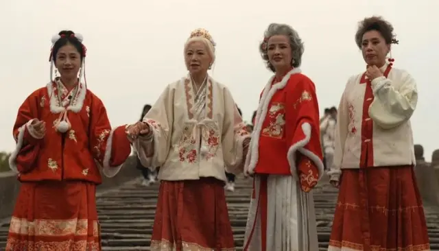 Shuishui (première à partir de la gauche) fait du mannequinat avec ses amis