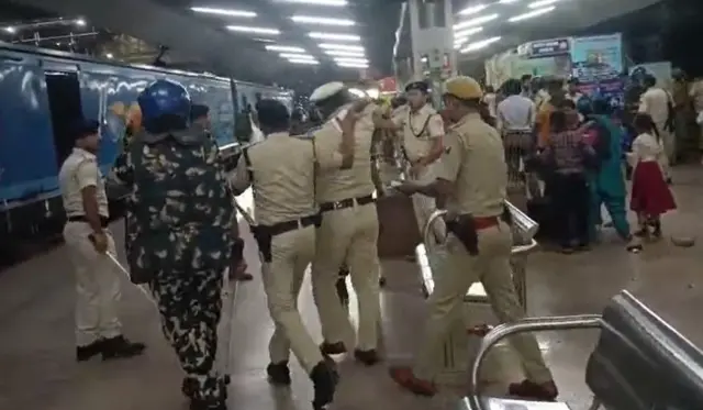 पत्थरबाज़ी में घायल अधिकारी को संभालते पुलिसकर्मी