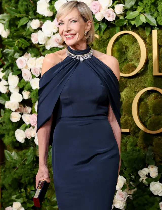 Allison Janney veste vestido preto