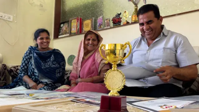 मुलगा आणि सुनेसोबत जयंती आजी