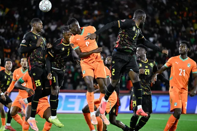 لاعبو ساحل العاج والكاميرون في منافسة على الكرة خلال المباراة التي جمعتهما ضمن مباريات المجموعة السادسة