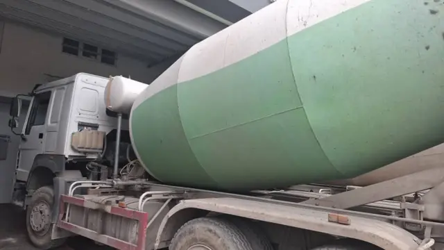 Нурбек Ныязалиевдин HOWO үлгүсүндөгү бетон аралаштырган унаасы.