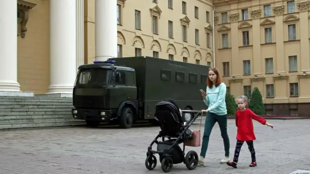 Порно видео Девушки смотрят как парни дрочат. Смотреть Девушки смотрят как парни дрочат онлайн