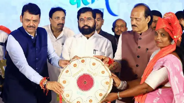 मुख्यमंत्री एकनाथ शिंदे के साथ उप मुख्यमंत्री देवेंन्द्र फडनवीस और उप मुख्यमंत्री अजित पवार