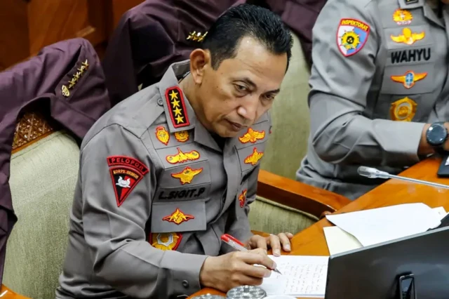 Kapolri Jenderal Pol. Listyo Sigit Prabowo mengikuti rapat kerja dengan Komisi III DPR di Kompleks Parlemen, Senayan, Jakarta, Senin (26/01).
