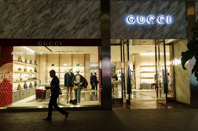 Um consumidor passa em frente a uma loja da Gucci em um shopping em San Diego (EUA)