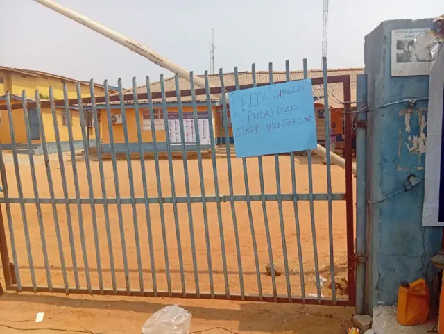 Àkọ́lé táwọn òṣìṣẹ́ IBEDC kọ sẹ́nu ọ̀nà iléeṣẹ́ wọn