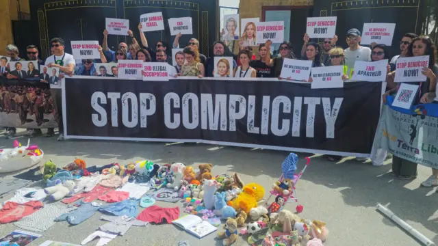 صورة تظهر وفداً إيطالياً يتظاهر عند الجانب المصري من معبر رفح بين مصر وقطاع غزة.