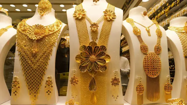 बांग्लादेश के नए नियमों के मुताबिक़ विदेश से आने वाला कोई भी यात्री प्रति वर्ष 100 ग्राम सोने की ड्यूटी फ्री ज्वैलरी ला सकता है.