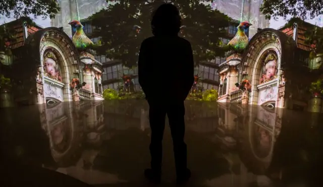 Una persona mira una imagen hecha con IA del proyecto Deep Dream