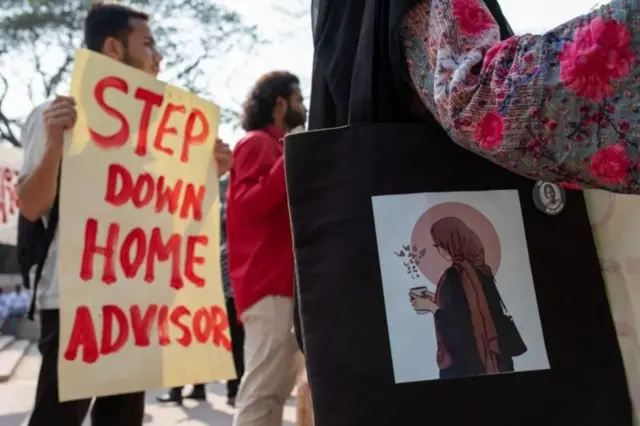 নারীর ওপর সহিংসতার প্রতিবাদে স্বরাষ্ট্র উপদেষ্টার পদত্যাগ দাবি করে বিক্ষোভ হয়েছে। (ছবিটি গত ২৪শে ফেব্রুয়ারির)