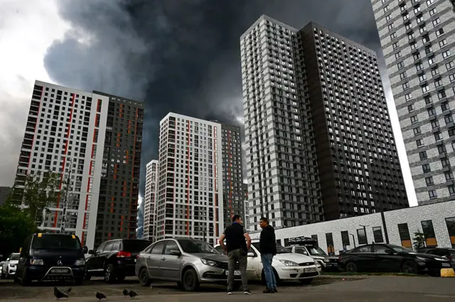 Дым от пожара на НПЗ над одним из жилых кварталов Москвы