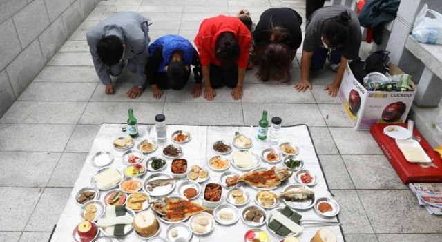 Kuzye Kore'de Chuseok sırasında Koreliler hasat için şükranlarını sunar ve atalarına saygı gösterirler