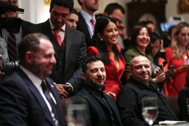 Зеленський, Єрмак та Умєров, позаду них журналісти