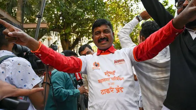 कोणत्याही पक्षाची, मोठ्या नेत्याची, सरकारी यंत्रणेची सगळ्यात पहिली मदार या कार्यकर्त्यावर असते. 