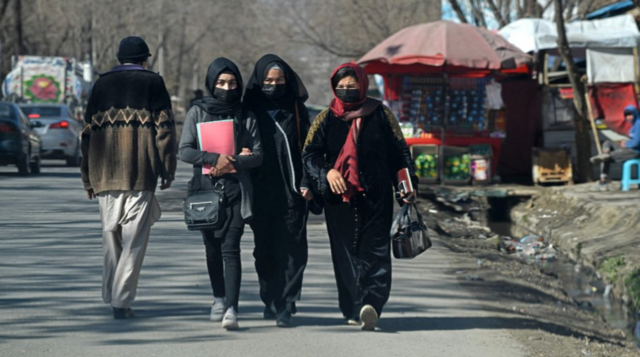 دانشجویان دختر در دانشگاه کابل، دانشگاه‌ها در بهار ۲۰۲۲ بازگشایی شدند اما زنان از آن زمان تا اطلاع ثانوی از تحصیلات عالی منع شده‌اند