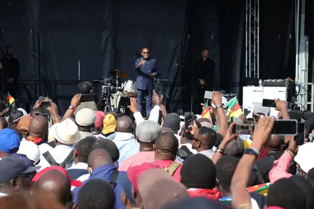 Le leader de l'opposition camerounaise Maurice Kamto s'adresse aux manifestants lors d'un rassemblement organisé par la diaspora camerounaise place de la République à Paris, le 31 mai 2025.