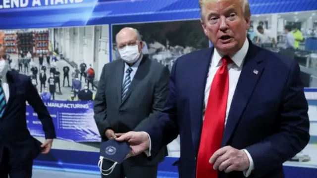 Трамп во время посещения завода