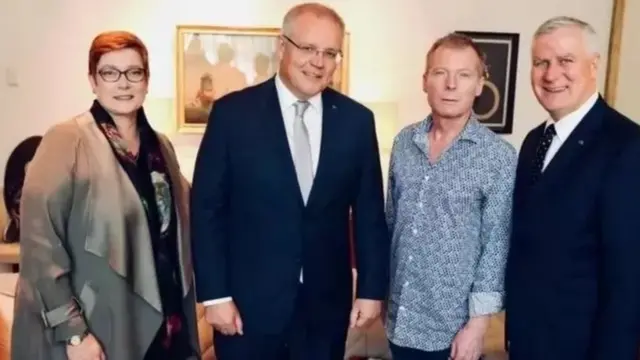 Omar Weeks akiwa na waziri wa mkuu wa Australia