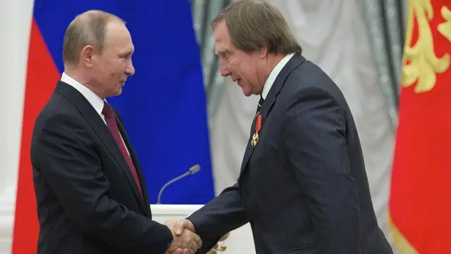 Vladimir Putin wit Russian cellist Sergei Roldugin in 2016
