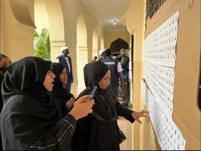 Uno ni umusi ugira kabiri muri Zanzibar, aho ibibanza vy’itora 1.756 mu ntara zayo zibiri za Unguja na Pemba vyiteze kwakira abiyandikishije bashika 700.000 baza gutora muri aya matora rusangi, gushika ubu umutekano ukaba ari wose muri iri zinga rifise kahise k’amatora yagiye arangwamwo imvururu rimwe na rimwe.